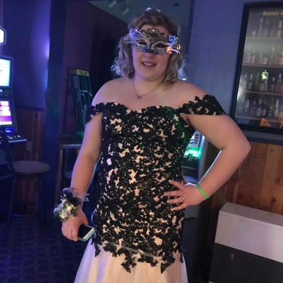 A very beautiful prom dress only wore once - Picture 5 of 6